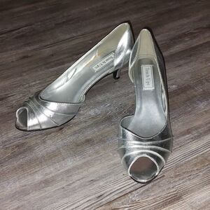 Touch Ups Peep Toe Silver pumps  dress shoes  Sz 10
